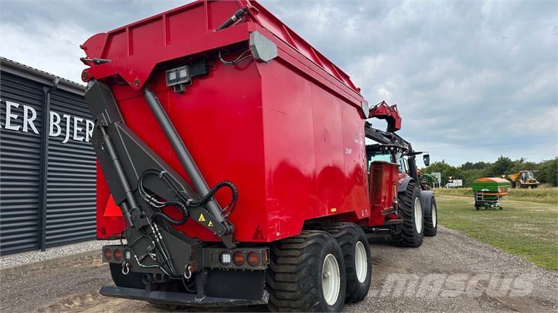 Valtra T234s Med Jenz 360 Flishugger og Alsidig 23m3 Flis Haketuskoneet
