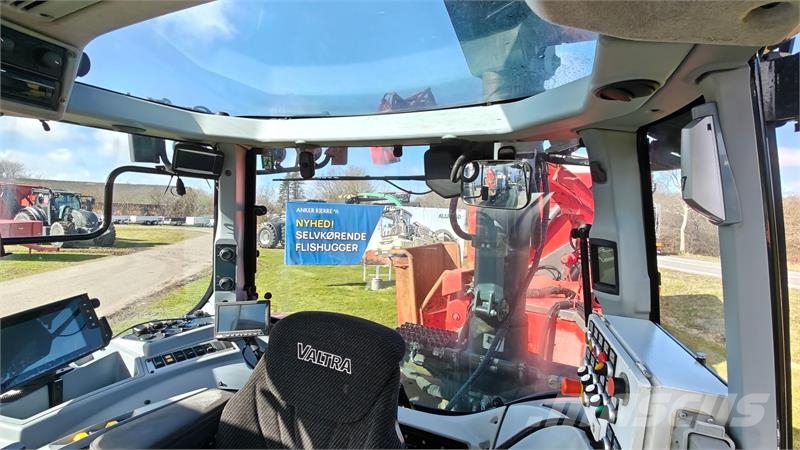 Valtra T234s Med Jenz 360 Flishugger og Alsidig 23m3 Flis Haketuskoneet