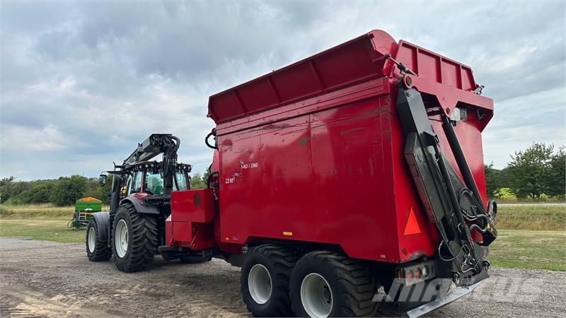 Valtra T234s Med Jenz 360 Flishugger og Alsidig 23m3 Flis Haketuskoneet