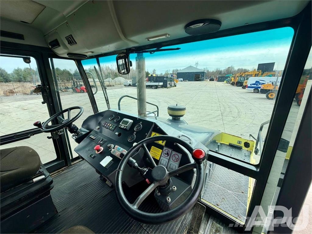 Ammann AP240 Rodillos sobre neumáticos