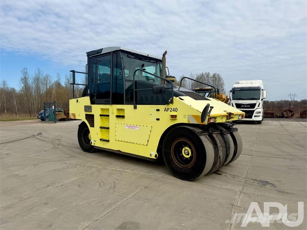 Ammann AP240 Rodillos sobre neumáticos