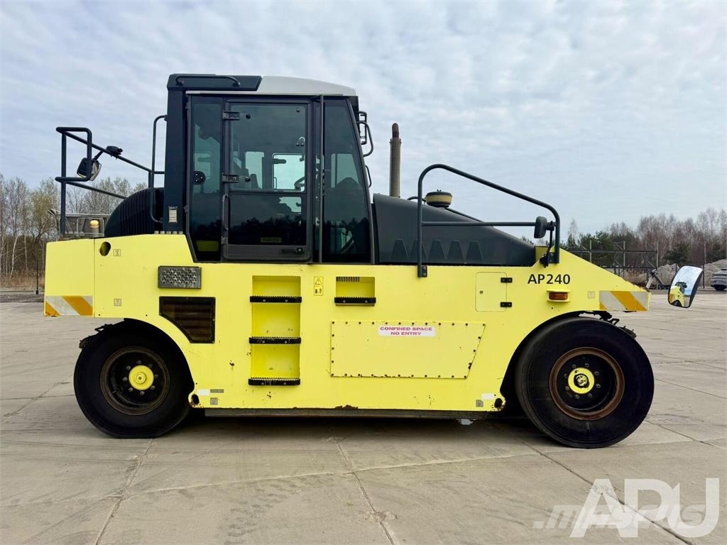 Ammann AP240 Rodillos sobre neumáticos