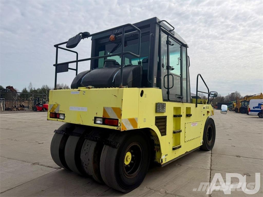 Ammann AP240 Rodillos sobre neumáticos