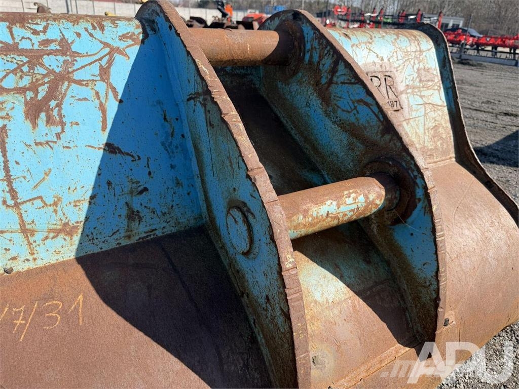 equipment - attachment for construction equipment  دلاء