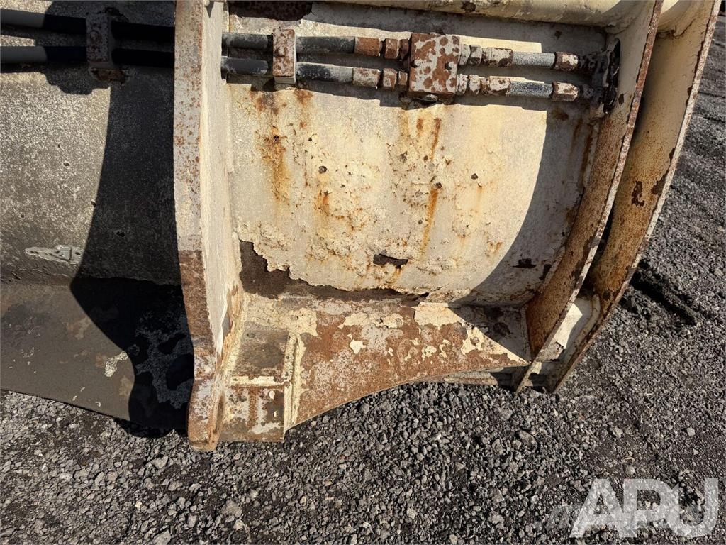  equipment - attachment for construction equipment  دلاء