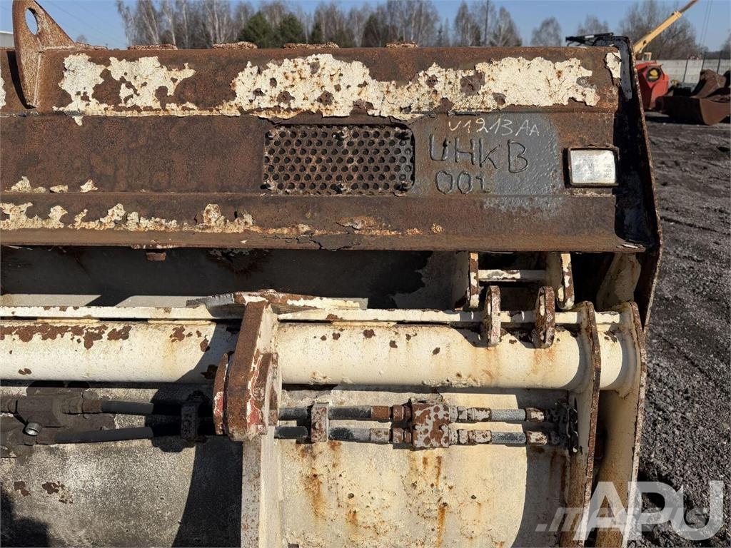  equipment - attachment for construction equipment  دلاء