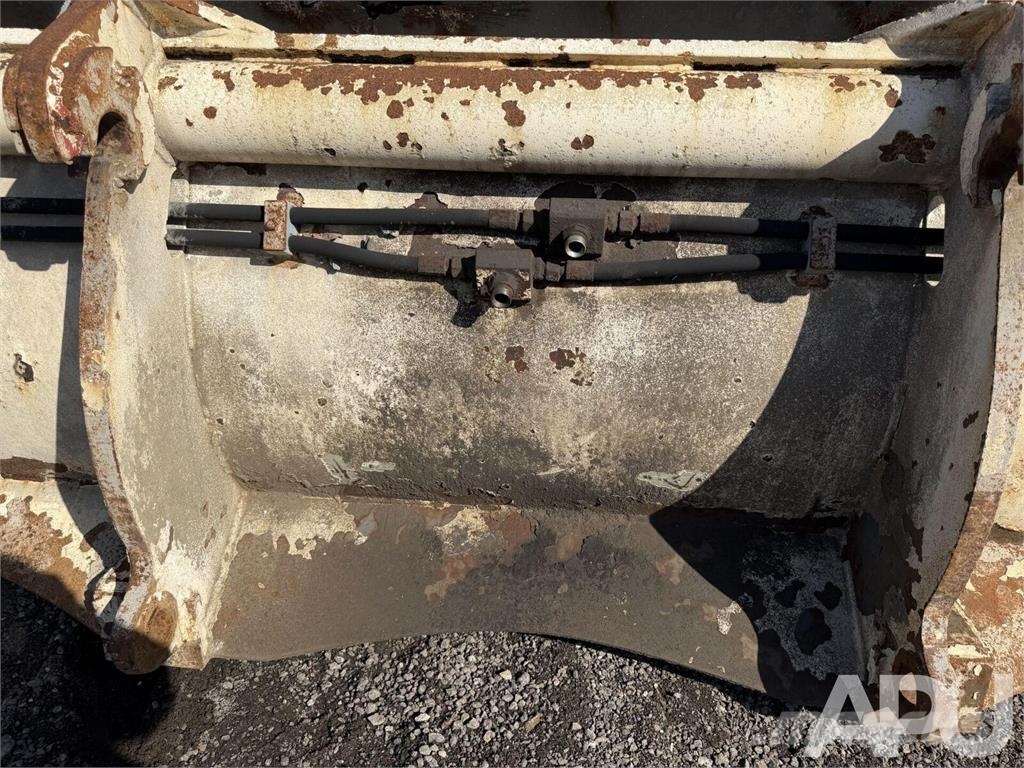  equipment - attachment for construction equipment  دلاء