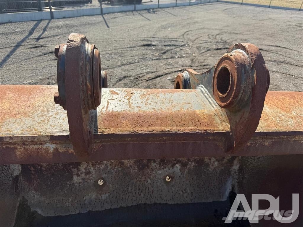  equipment - attachment for construction equipment  دلاء