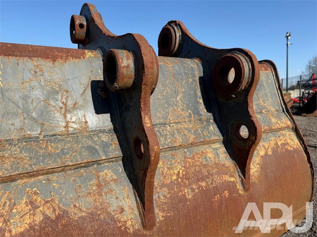  equipment - attachment for construction equipment  دلاء