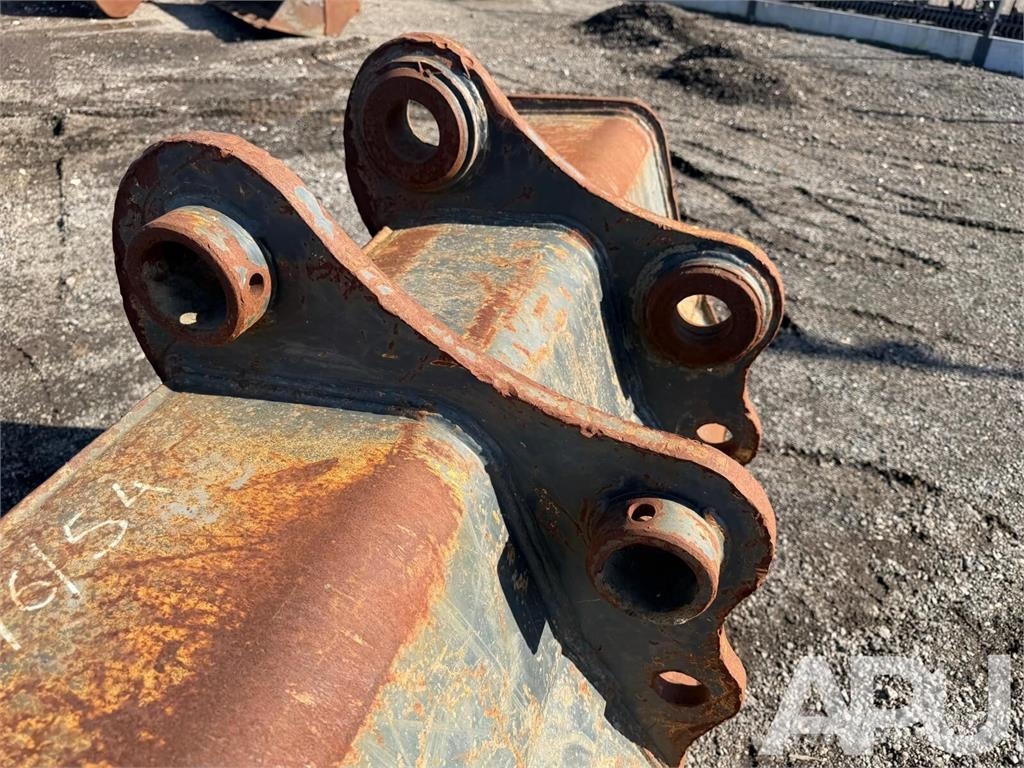  equipment - attachment for construction equipment  دلاء