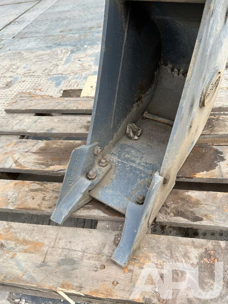  equipment - attachment for construction equipment  دلاء