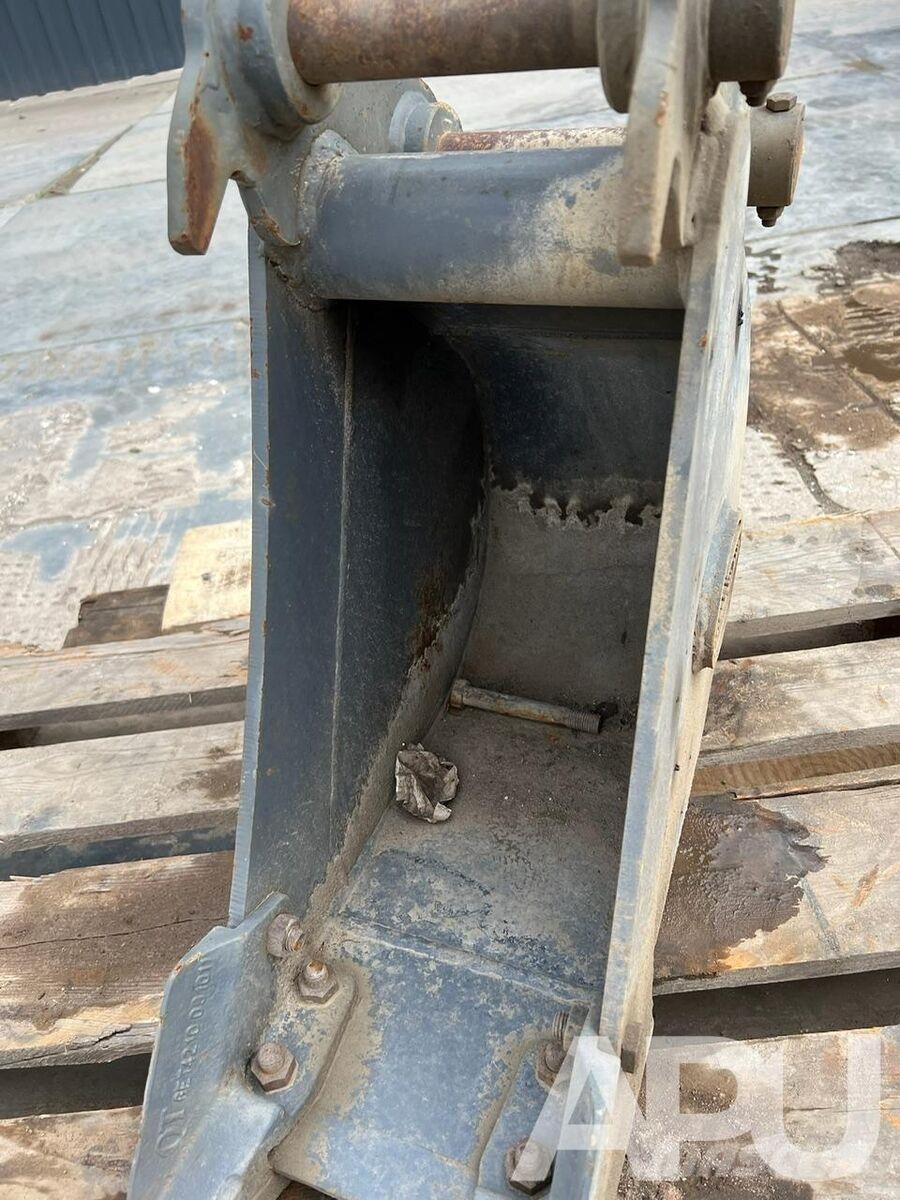  equipment - attachment for construction equipment  دلاء