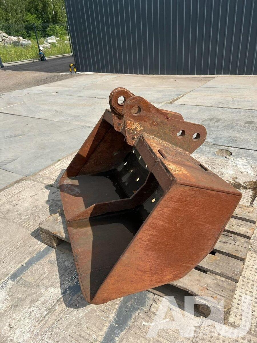  equipment - attachment for construction equipment  دلاء