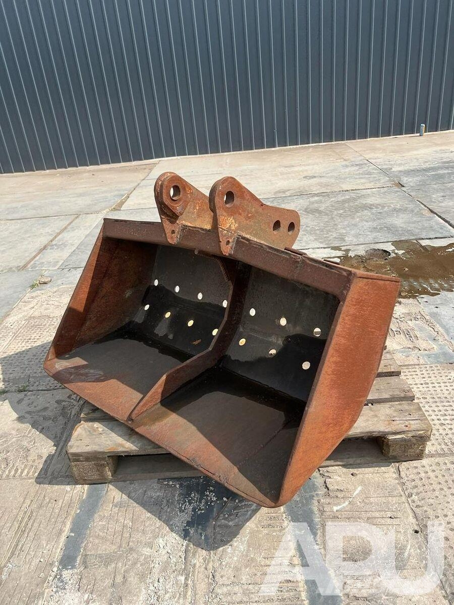  equipment - attachment for construction equipment  دلاء