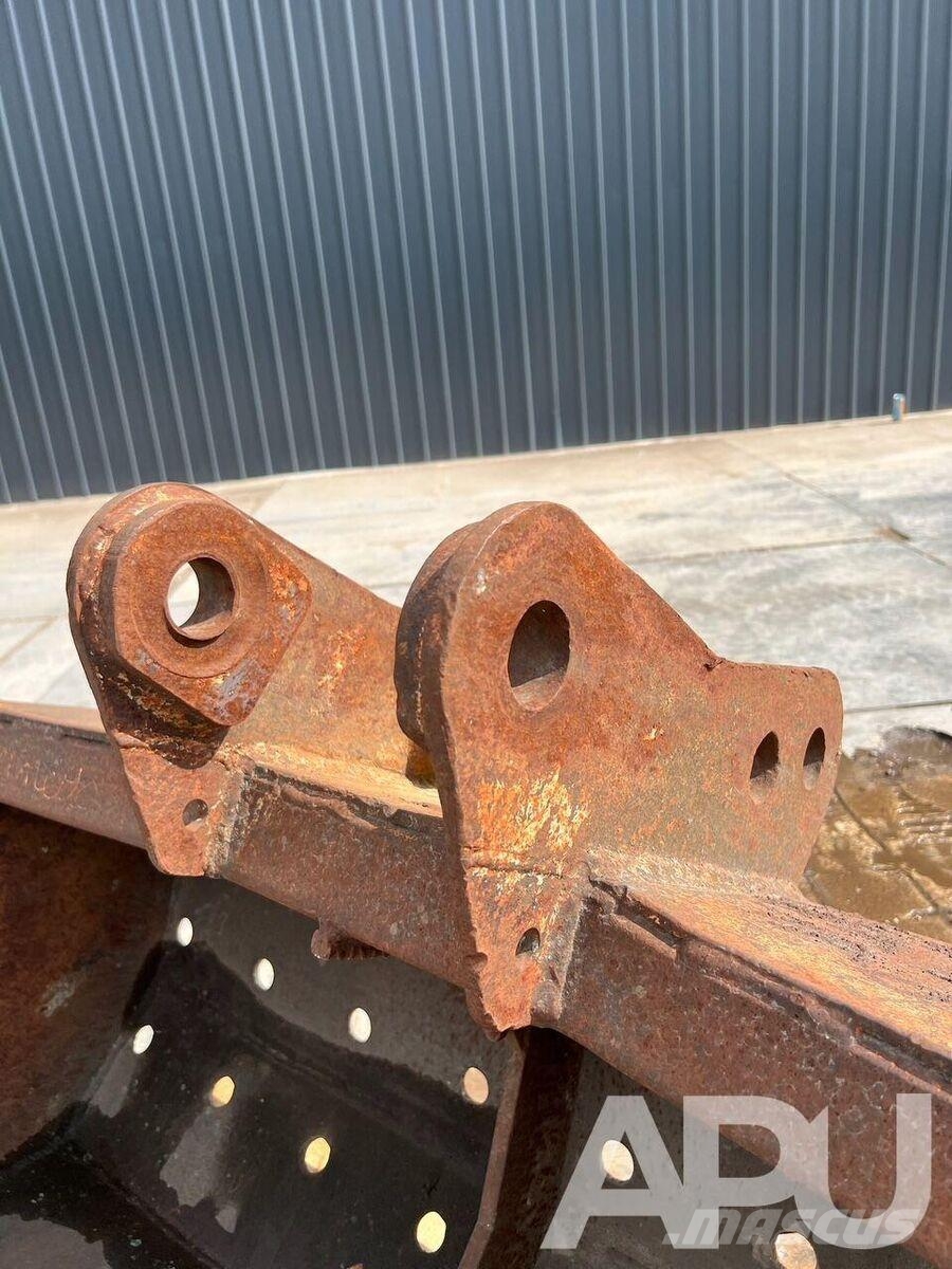  equipment - attachment for construction equipment  دلاء