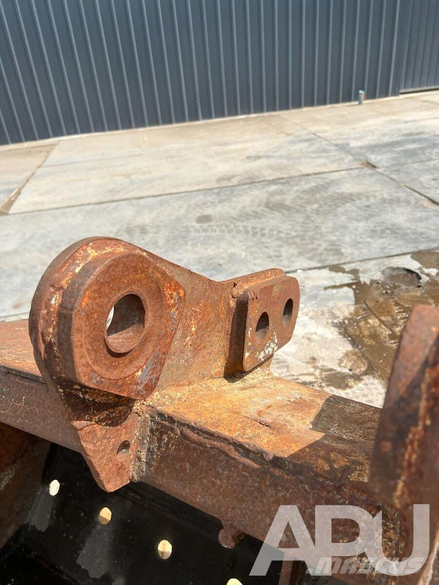  equipment - attachment for construction equipment  دلاء