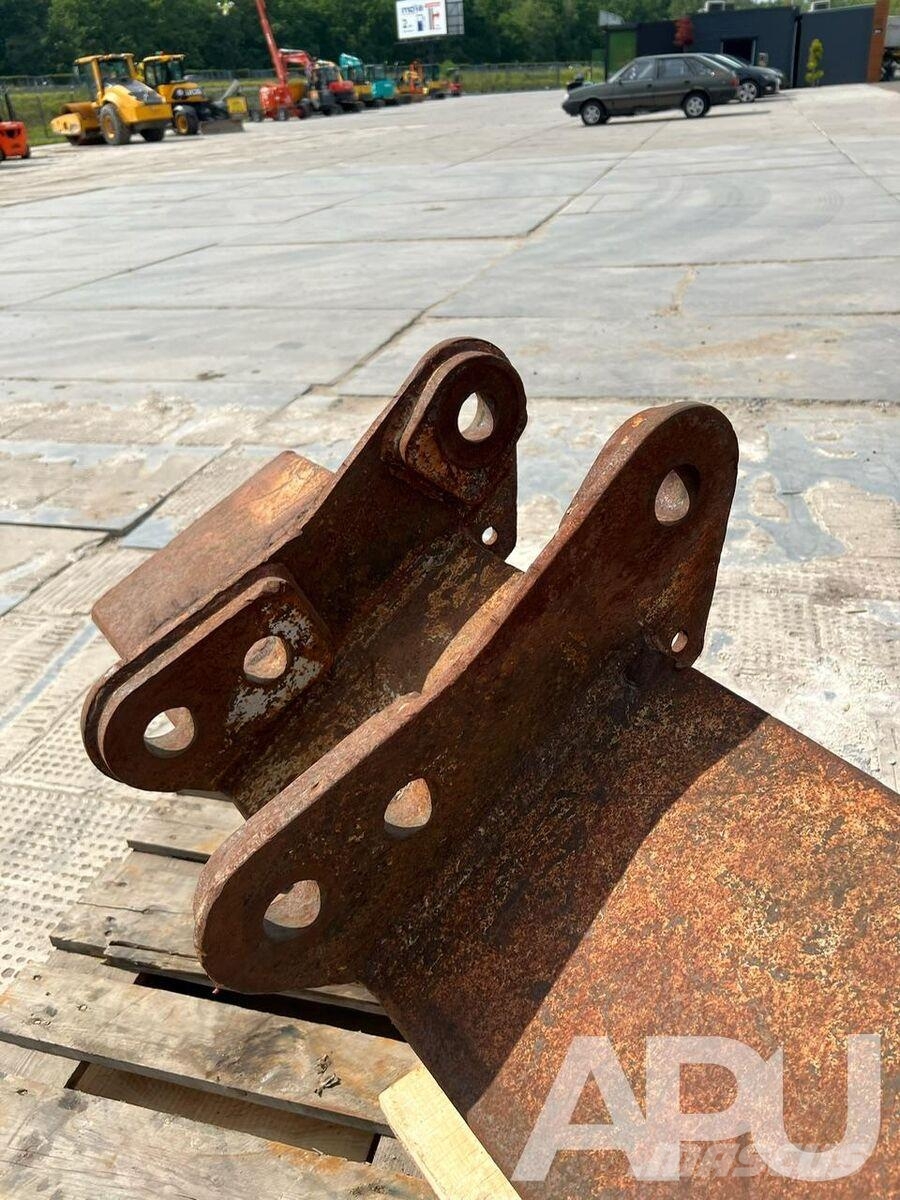  equipment - attachment for construction equipment  دلاء