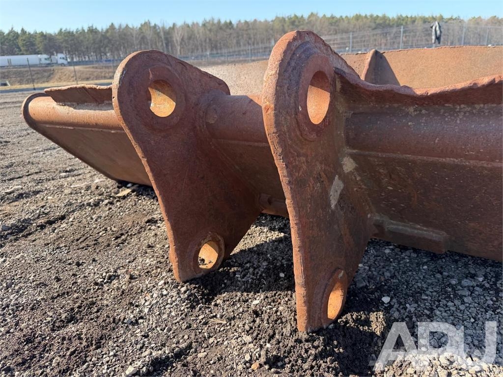  equipment - attachment for construction equipment  دلاء