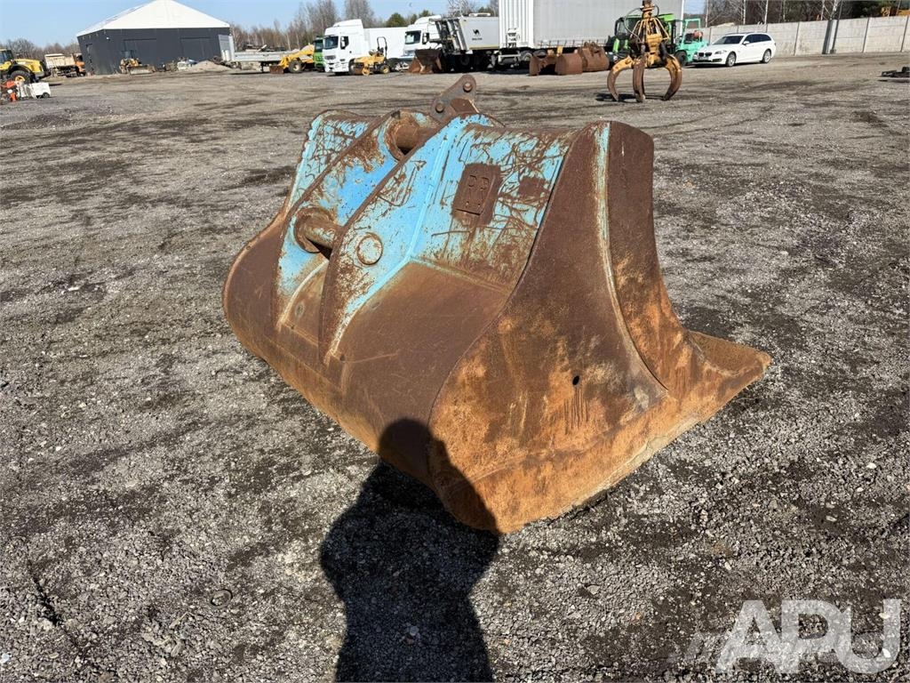 equipment - attachment for construction equipment  دلاء