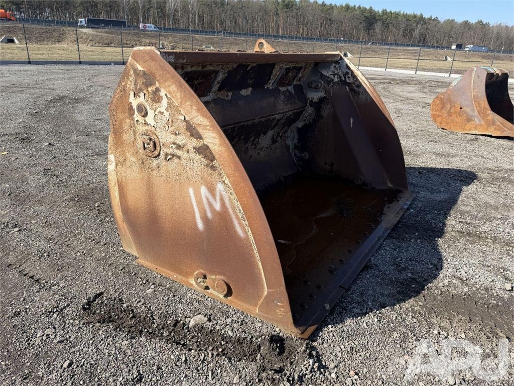  equipment - attachment for construction equipment  دلاء
