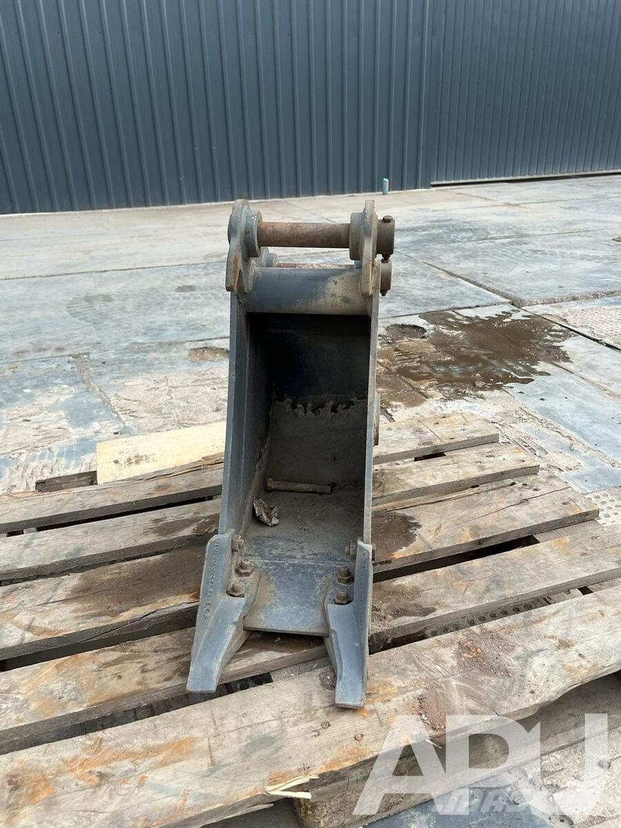  equipment - attachment for construction equipment  دلاء