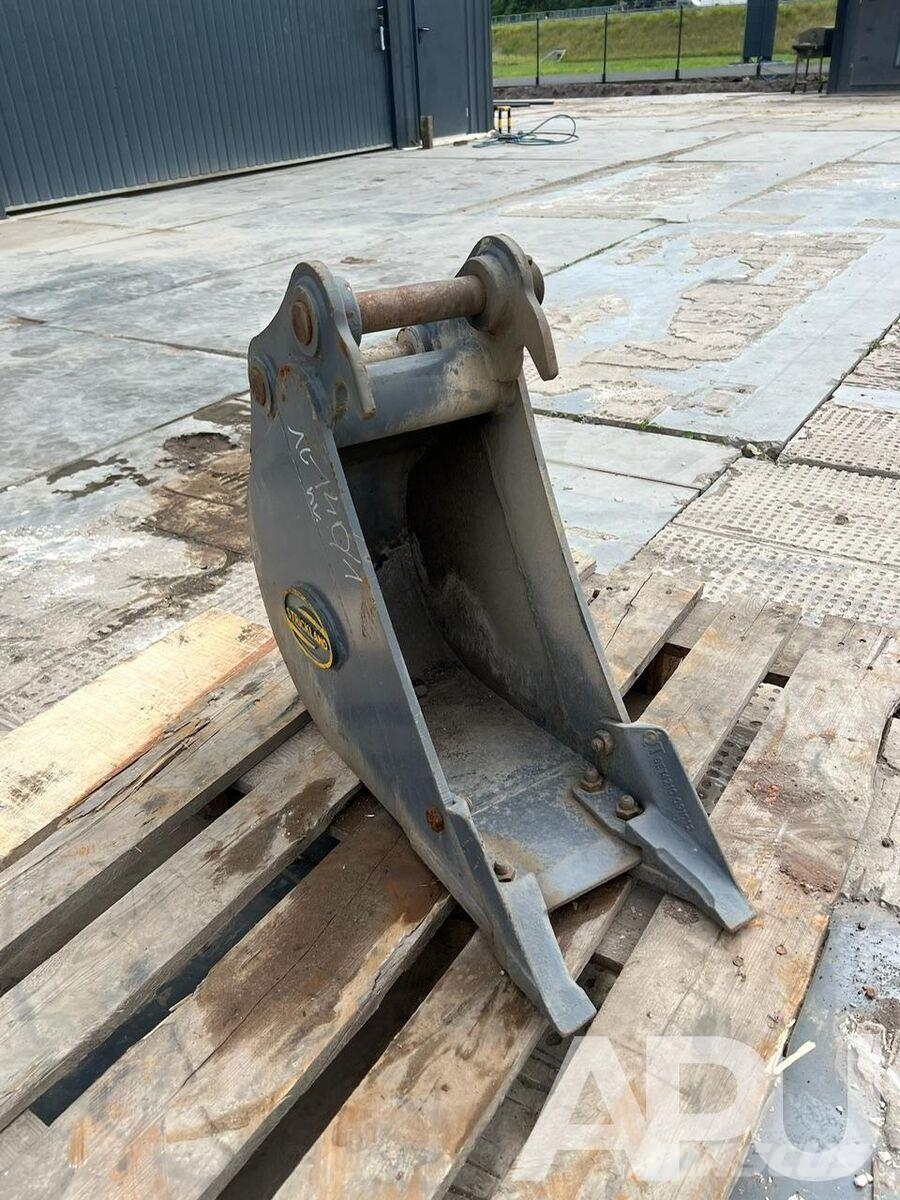  equipment - attachment for construction equipment  دلاء