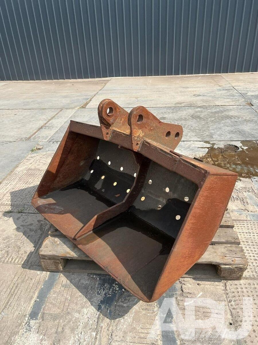  equipment - attachment for construction equipment  دلاء