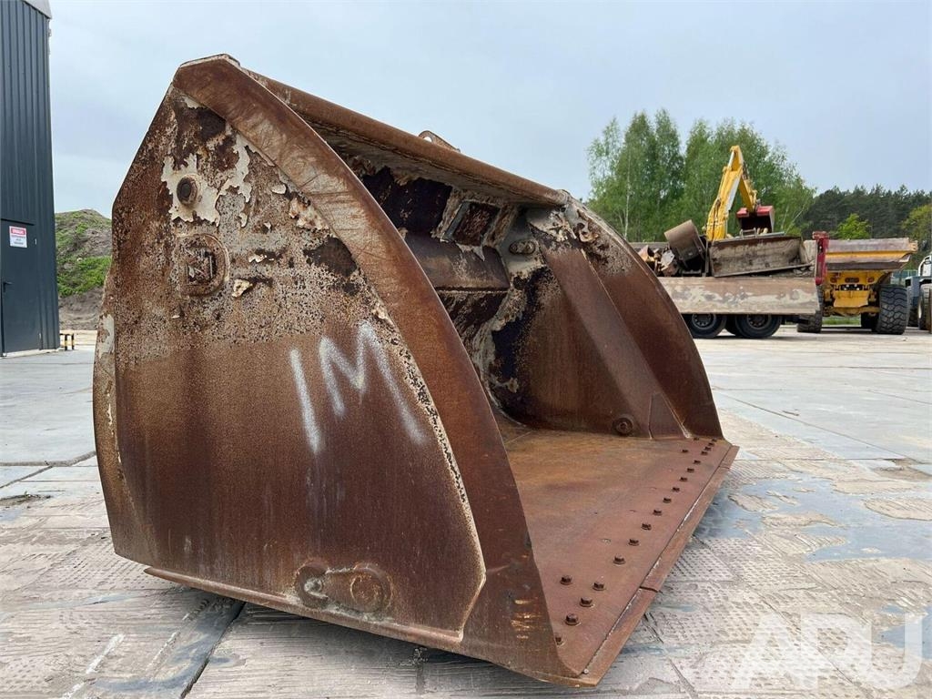  equipment - attachment for construction equipment  دلاء
