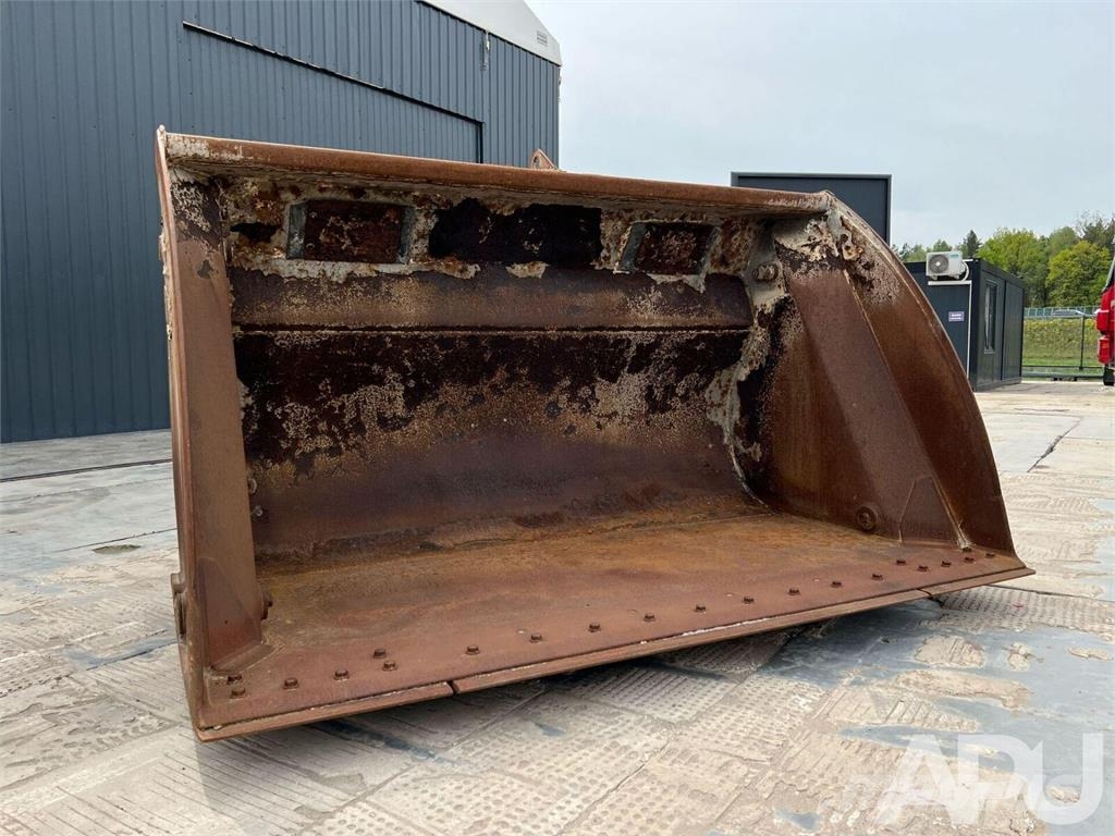  equipment - attachment for construction equipment  دلاء