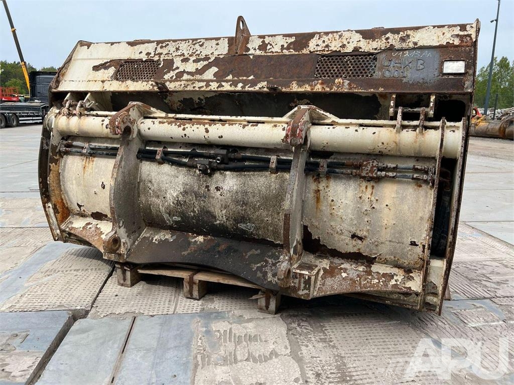  equipment - attachment for construction equipment  دلاء