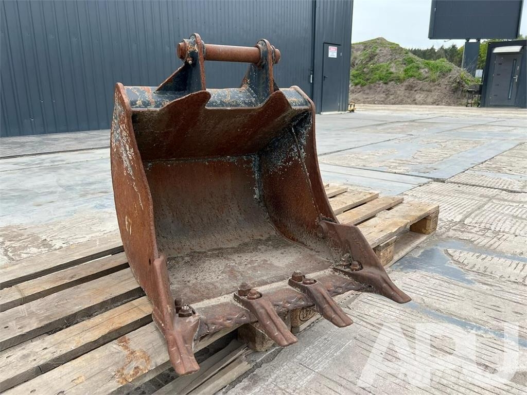 JCB  دلاء