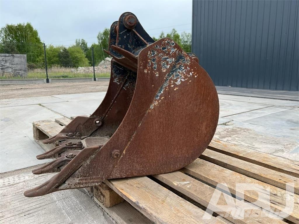 JCB  دلاء