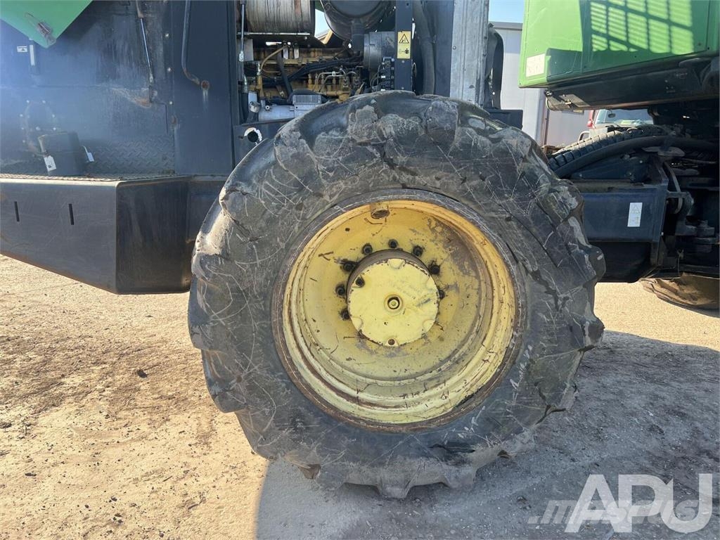 John Deere  حصادات