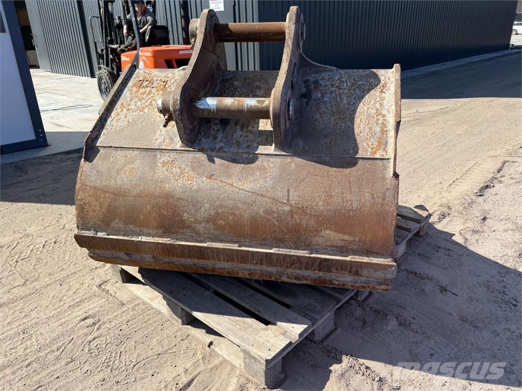 Komatsu  دلاء