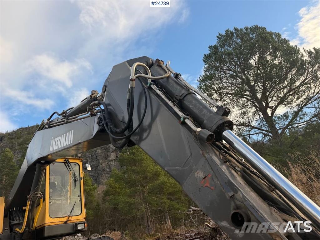 Åkerman EW230 wheeled excavator with two buckets and tiltr Escavatori gommati