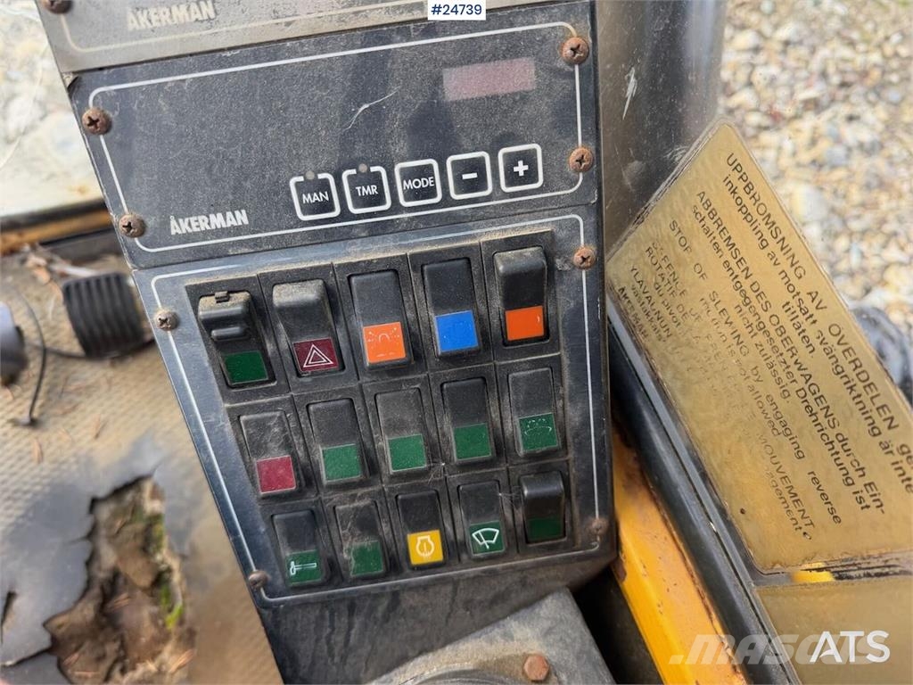 Åkerman EW230 wheeled excavator with two buckets and tiltr Escavatori gommati