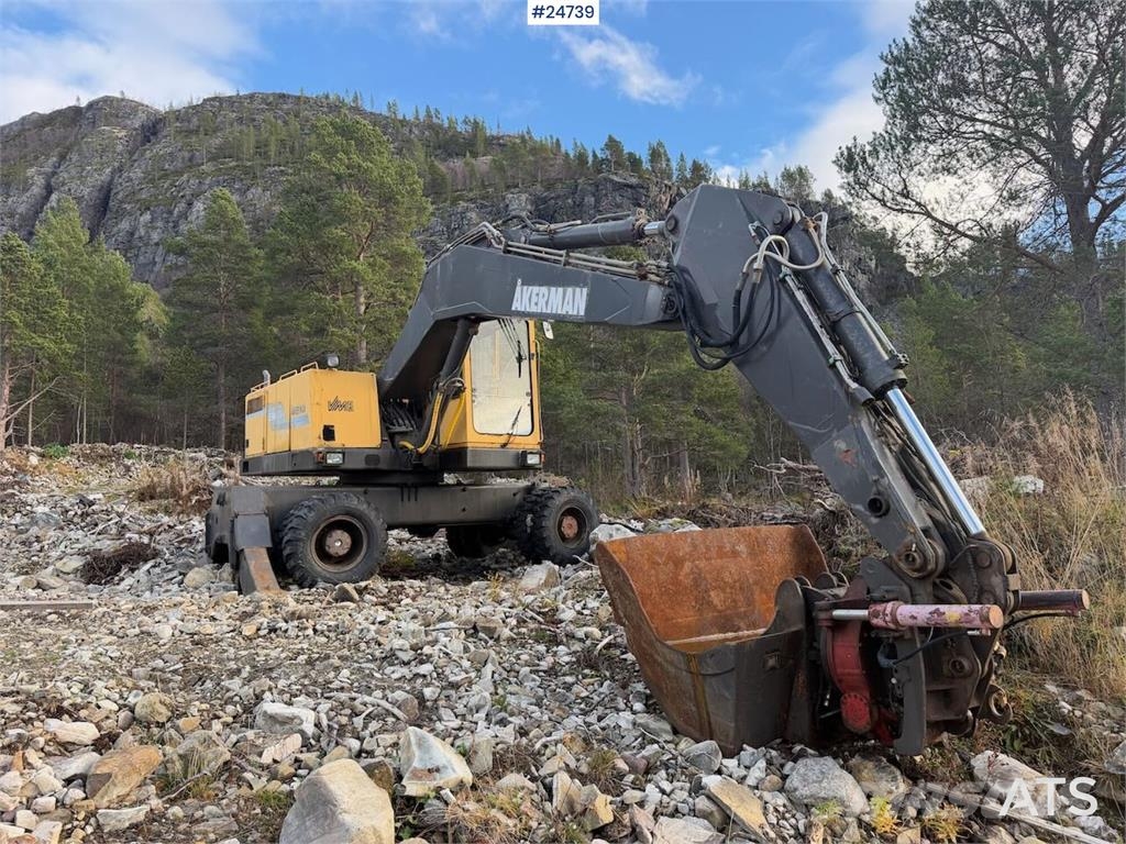 Åkerman EW230 wheeled excavator with two buckets and tiltr Escavatori gommati