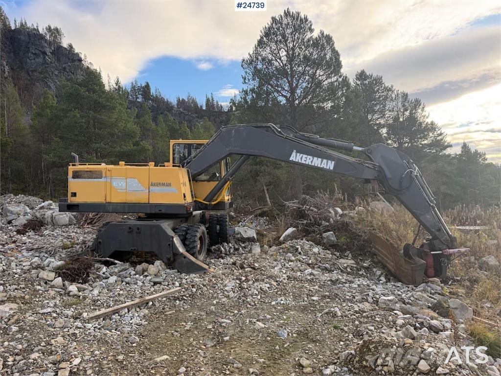 Åkerman EW230 wheeled excavator with two buckets and tiltr Escavatori gommati