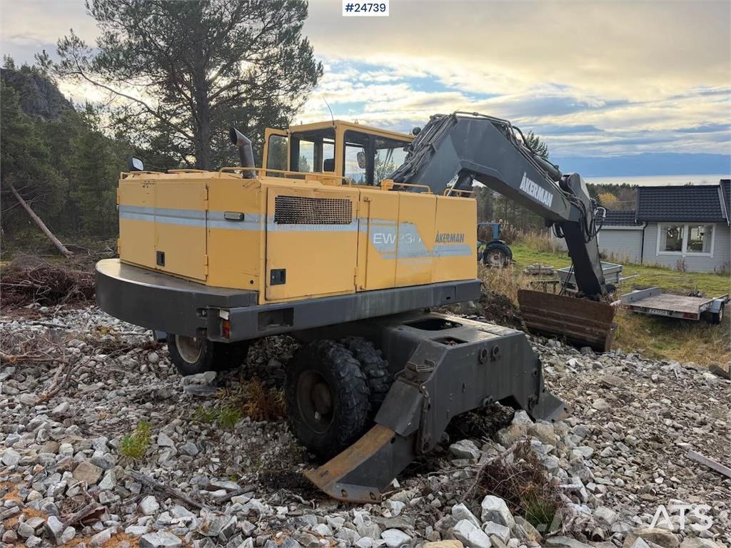 Åkerman EW230 wheeled excavator with two buckets and tiltr Escavatori gommati