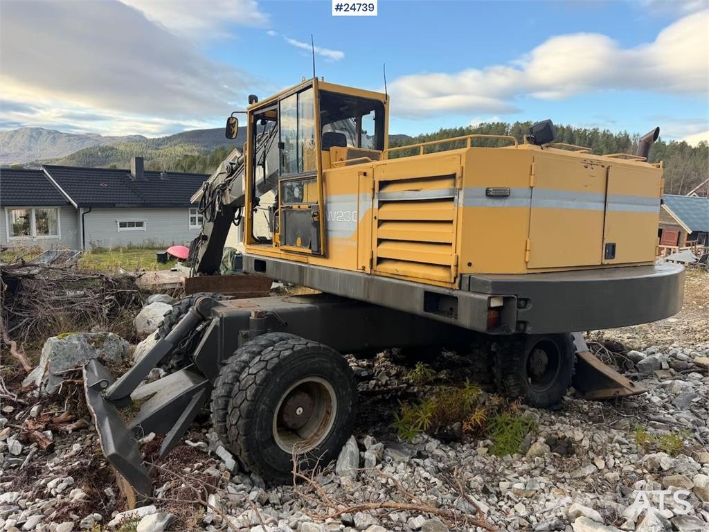 Åkerman EW230 wheeled excavator with two buckets and tiltr Escavatori gommati