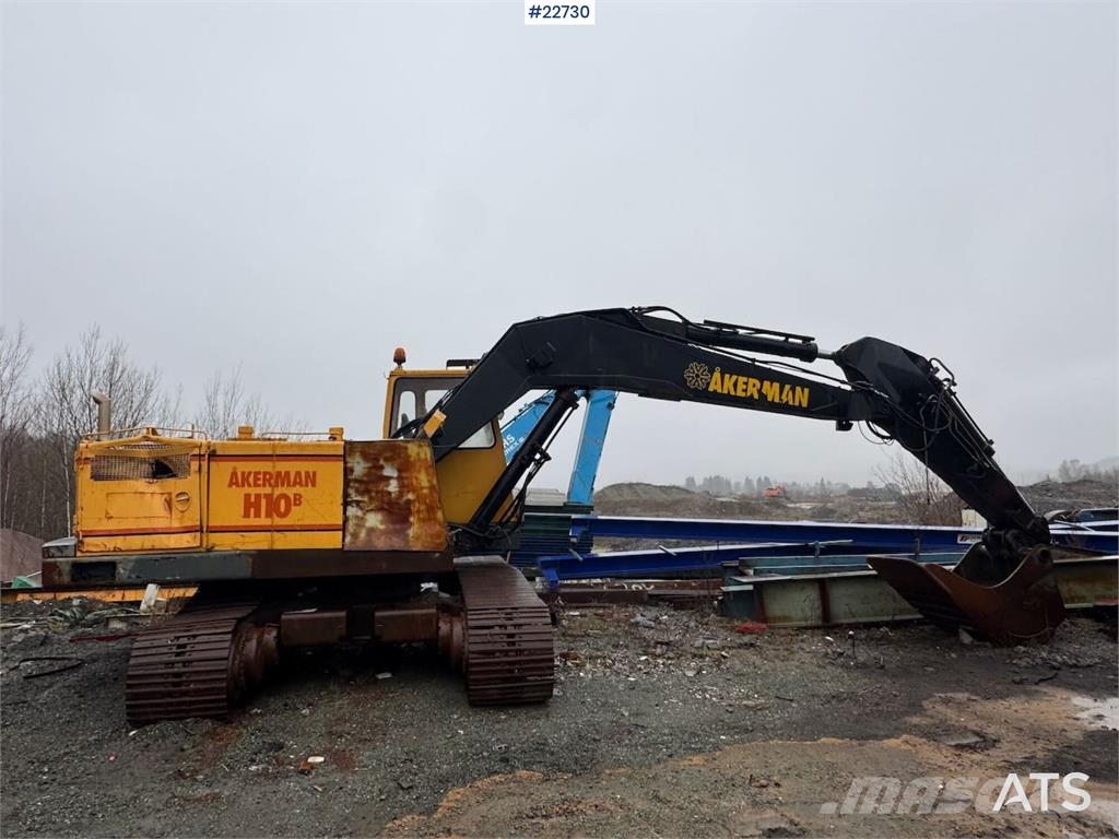 Åkerman H10B crawler excavator with digging bucket. Excavadoras sobre orugas