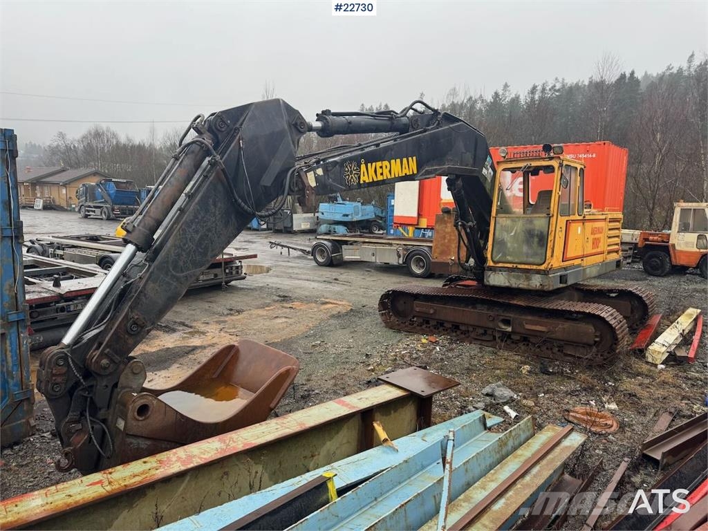 Åkerman H10B crawler excavator with digging bucket. Excavadoras sobre orugas