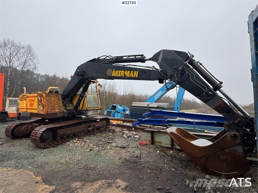 Åkerman H10B crawler excavator with digging bucket. Excavadoras sobre orugas