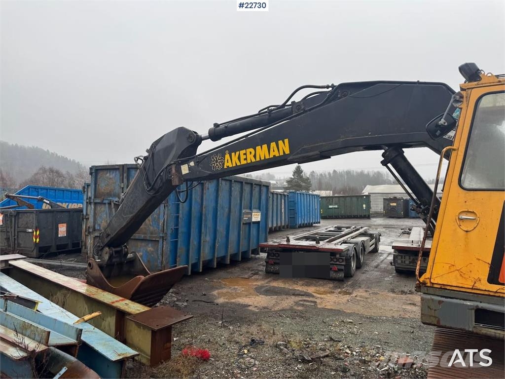 Åkerman H10B crawler excavator with digging bucket. Excavadoras sobre orugas