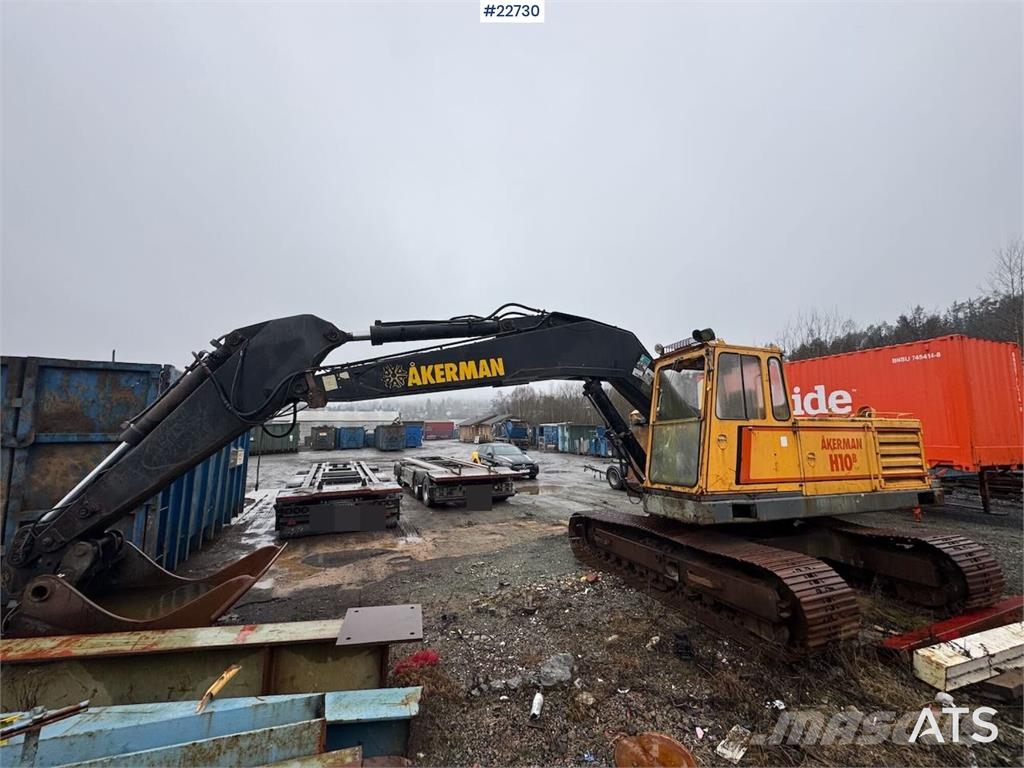 Åkerman H10B crawler excavator with digging bucket. Excavadoras sobre orugas