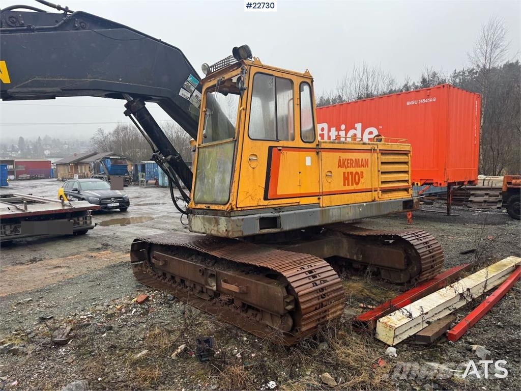 Åkerman H10B crawler excavator with digging bucket. Excavadoras sobre orugas