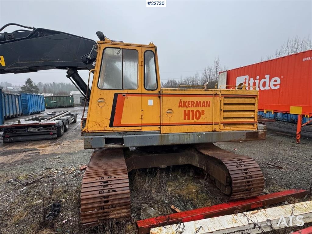 Åkerman H10B crawler excavator with digging bucket. Excavadoras sobre orugas
