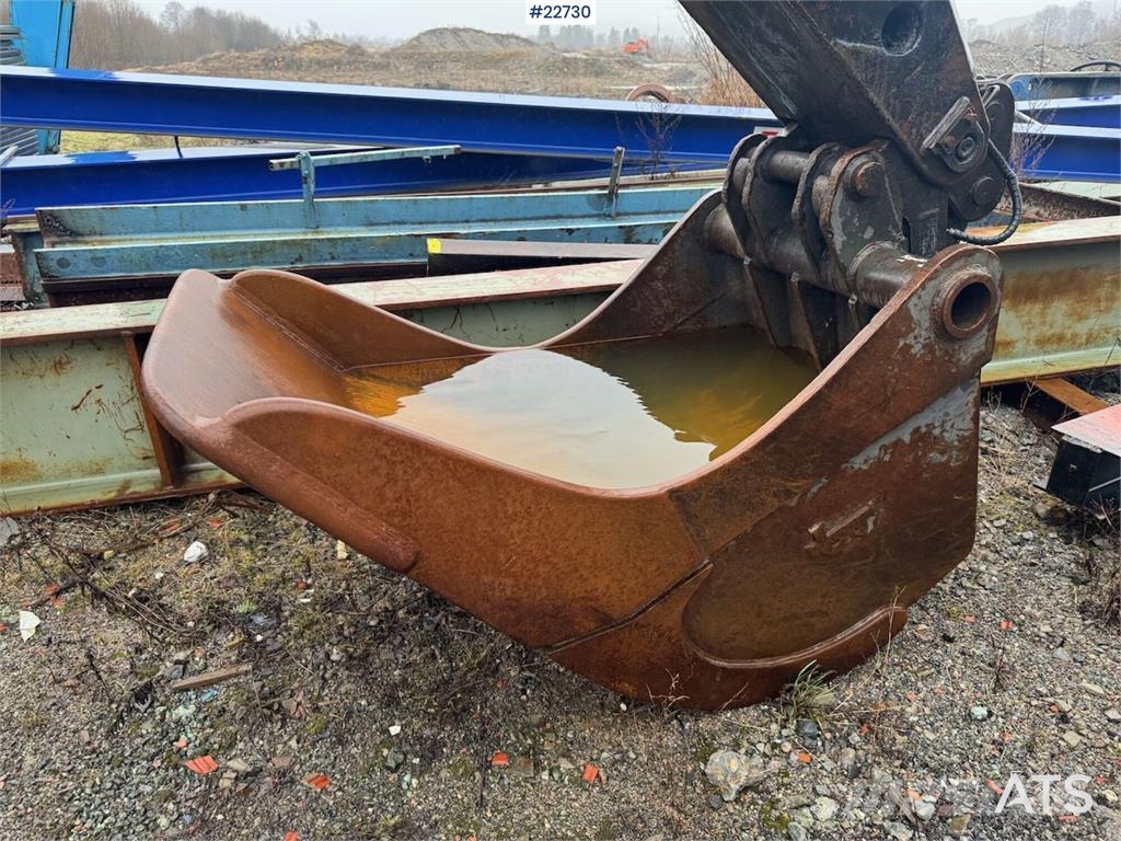 Åkerman H10B crawler excavator with digging bucket. Excavadoras sobre orugas