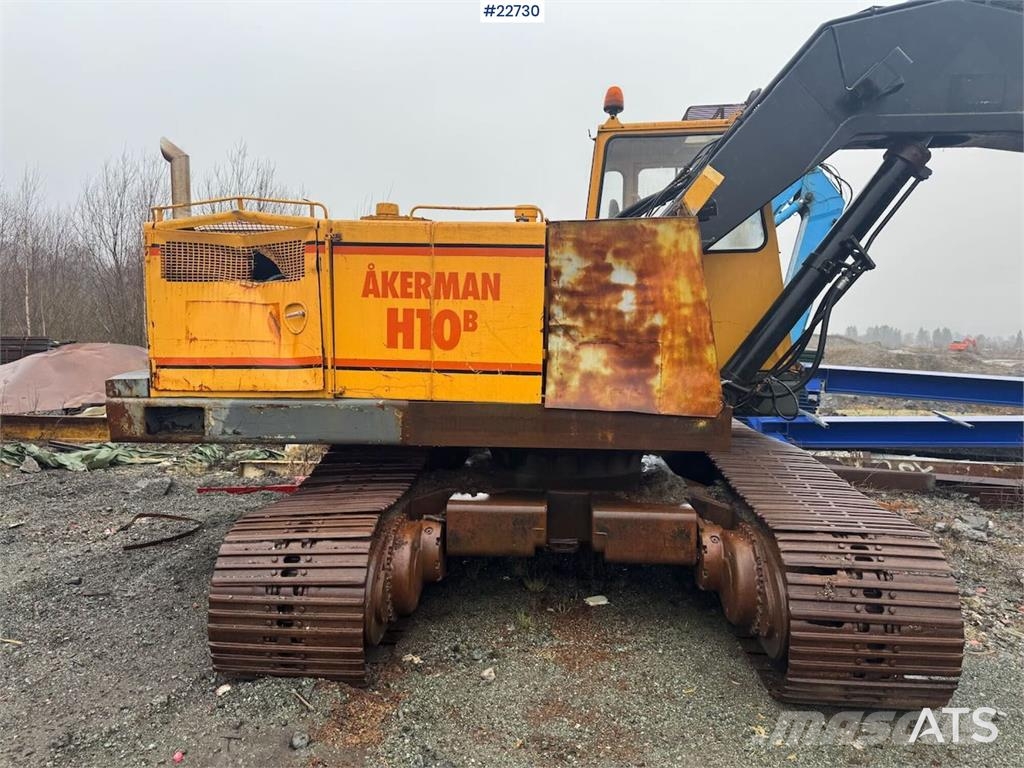 Åkerman H10B crawler excavator with digging bucket. Excavadoras sobre orugas