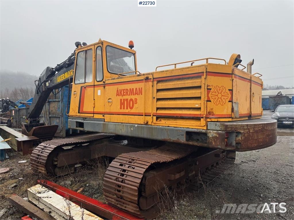 Åkerman H10B crawler excavator with digging bucket. Excavadoras sobre orugas